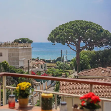 Sea View Room, Balcony & Private Bathroom, 홈스테이