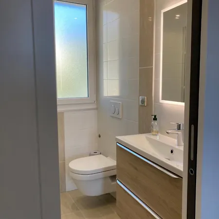 Sea View, By Beach, Private In Shared 3-bedroom Apartment, Private Bathroom & Balcony,, Avec Salle De Bain Privative & Balcon, * Cannes