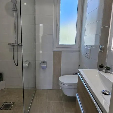 Sea View, By Beach, Private In Shared 3-bedroom Apartment, Private Bathroom & Balcony,, Avec Salle De Bain Privative & Balcon, Cannes