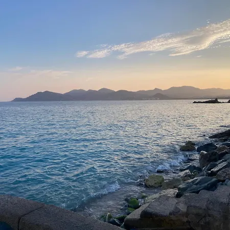 Sea View, By Beach, Private In Shared 3-bedroom Apartment, Private Bathroom & Balcony,, Avec Salle De Bain Privative & Balcon, Quarto em Acomodações Particulares *