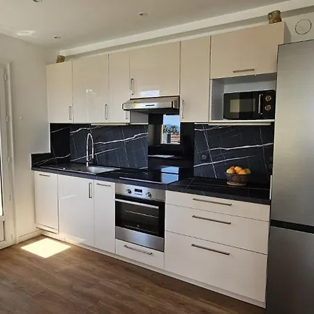 Sea View, By Beach, Private In Shared 3-bedroom Apartment, Private Bathroom & Balcony,, Avec Salle De Bain Privative & Balcon, Quarto em Acomodações Particulares