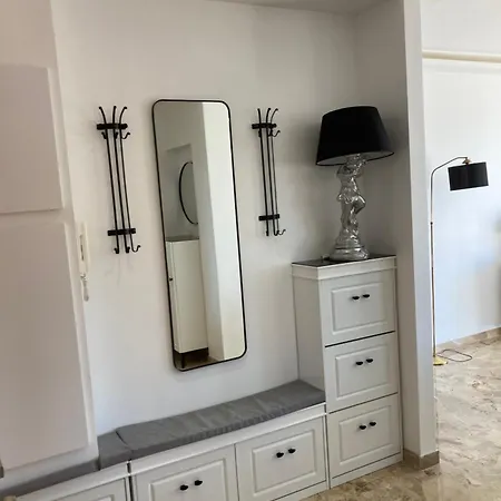 Quarto em Acomodações Particulares Sea View, By Beach, Private In Shared 3-bedroom Apartment, Private Bathroom & Balcony,, Avec Salle De Bain Privative & Balcon, Cannes