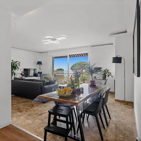 Quarto em Acomodações Particulares Sea View, By Beach, Private In Shared 3-bedroom Apartment, Private Bathroom & Balcony,, Avec Salle De Bain Privative & Balcon, Cannes