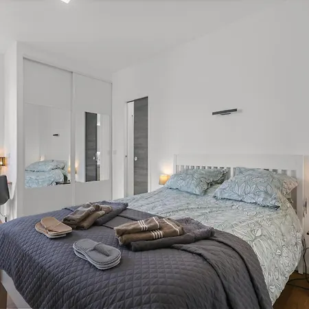 Sea View, By Beach, Private In Shared 3-bedroom Apartment, Private Bathroom & Balcony,, Avec Salle De Bain Privative & Balcon, * Cannes