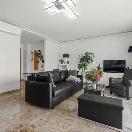 Sea View, By Beach, Private In Shared 3-bedroom Apartment, Private Bathroom & Balcony,, Avec Salle De Bain Privative & Balcon, Cannes