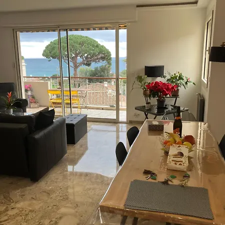 Quarto em Acomodações Particulares Sea View, By Beach, Private In Shared 3-bedroom Apartment, Private Bathroom & Balcony,, Avec Salle De Bain Privative & Balcon, Cannes