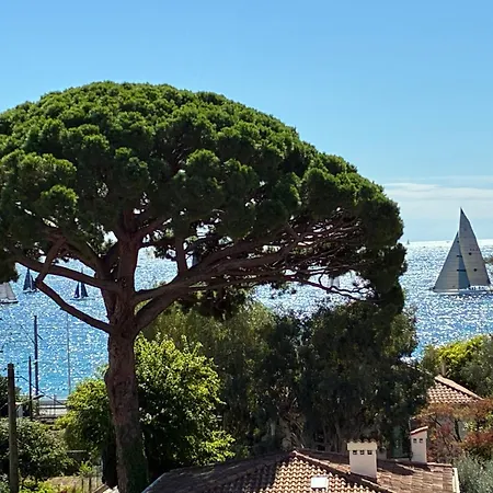 Sea View, By Beach, Private In Shared 3-bedroom Apartment, Private Bathroom & Balcony,, Avec Salle De Bain Privative & Balcon, Quarto em Acomodações Particulares