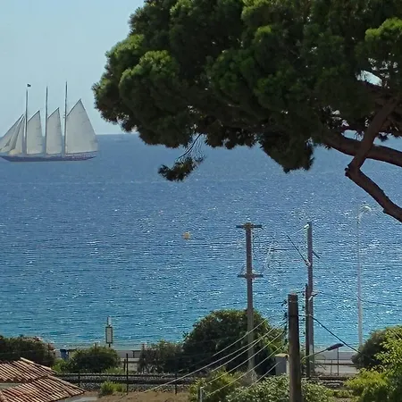 Quarto em Acomodações Particulares Sea View, By Beach, Private In Shared 3-bedroom Apartment, Private Bathroom & Balcony,, Avec Salle De Bain Privative & Balcon,
