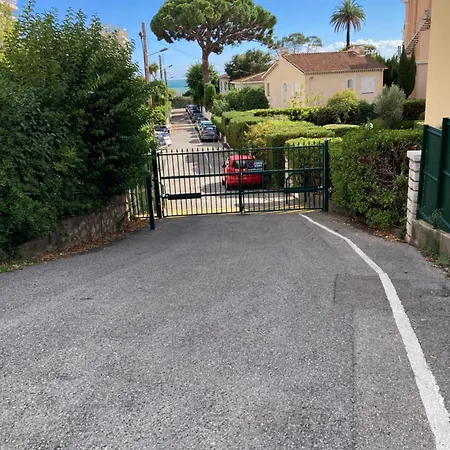 Sea View, By Beach, Private In Shared 3-bedroom Apartment, Private Bathroom & Balcony,, Avec Salle De Bain Privative & Balcon, Quarto em Acomodações Particulares